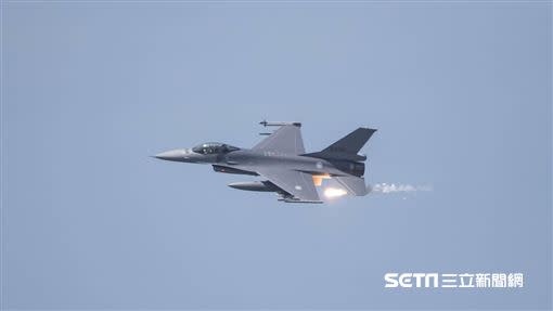 我國軍近來進行聯合反登陸作戰操演；空軍F－16V戰機發射熱焰彈。（圖／國防部提供）