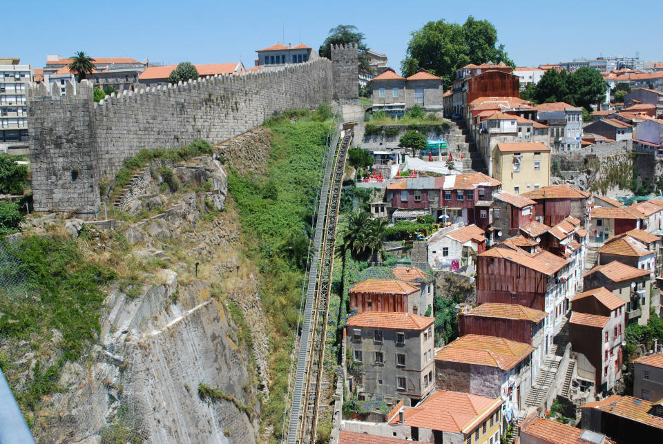 <p>En Oporto también se encuentran las vertiginosas escaleras construidas junto al funicular de las Murallas fernandinas. Será mejor que no cuentes los escalones. (Foto: Wikimedia Commons / <a rel="nofollow noopener" href="https://commons.wikimedia.org/wiki/File:Porto_-_Muralhas_Fernandinas_e_funicular.jpg" target="_blank" data-ylk="slk:Concierge.2C;elm:context_link;itc:0;sec:content-canvas" class="link ">Concierge.2C</a>). </p>