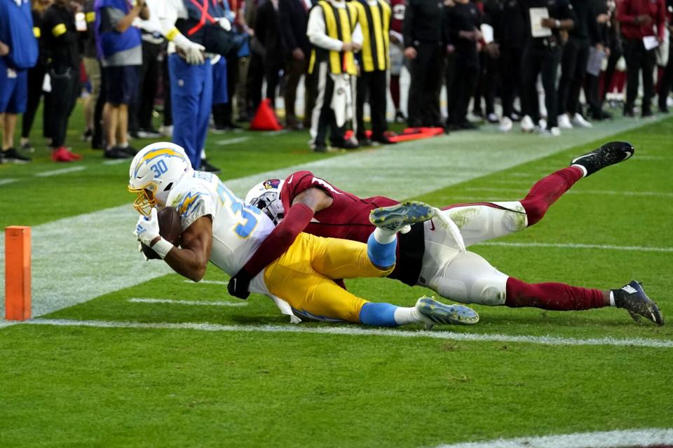 Austin Ekeler (30) stretches to score the Chargers' final touchdown as the Cardinals' Isaiah Simmons tackles to late.