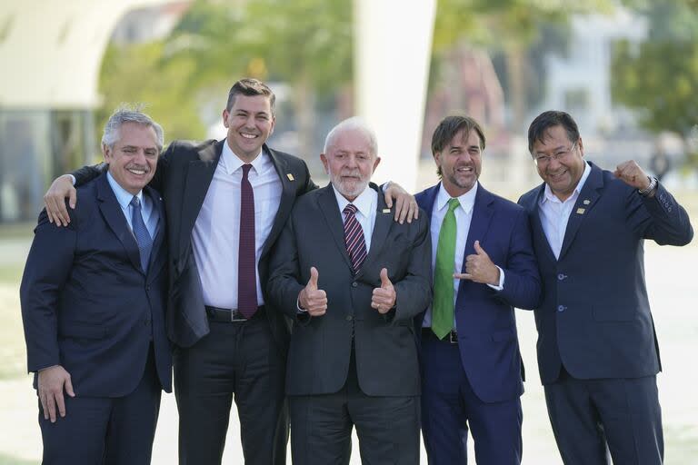 Heads of state from left to right: Argentina's outgoing President Alberto Fernandez, Paraguay's President Santiago Pena, Brazilian President Luiz Inacio Lula da Silva, Uruguay's President Luis Lacalle Pou and Bolivia's President Luis Arce, pose for a group photo at the 63rd Mercosur Summit, in Rio de Janeiro, Brazil, Thursday, Dec. 7, 2023. (AP Photo/Silvia Izquierdo)