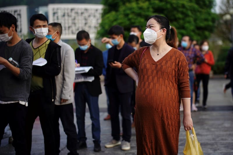 Personas con mascarillas afuera del Xianning Central Hospital, Xianning