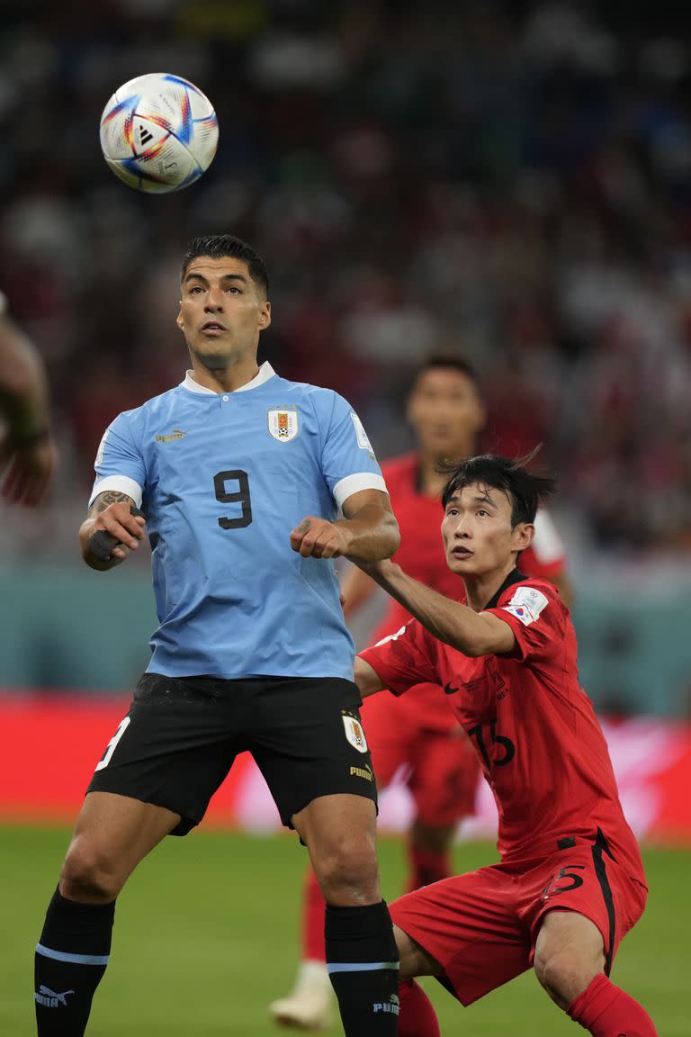 Luis Suárez, a la izquierda, y Kim Moon-hwan disputan el balón durante el partido entre Uruguay y Corea del Sur por el Grupo H de la Copa Mundial en el Education City Stadium en Al Rayyan, Qatar, el jueves 24 de noviembre de 2022. (Foto AP/Frank Augstein)