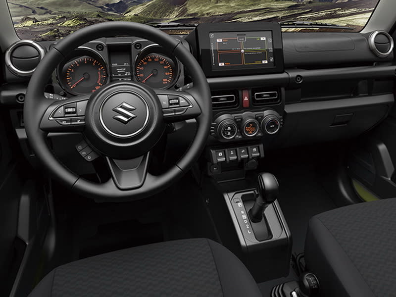 圖 / 全新第四代Suzuki Jimny以越野車用途為開發基礎，黑色調車室空間乍看下簡約，但其實導入許多實用設備。