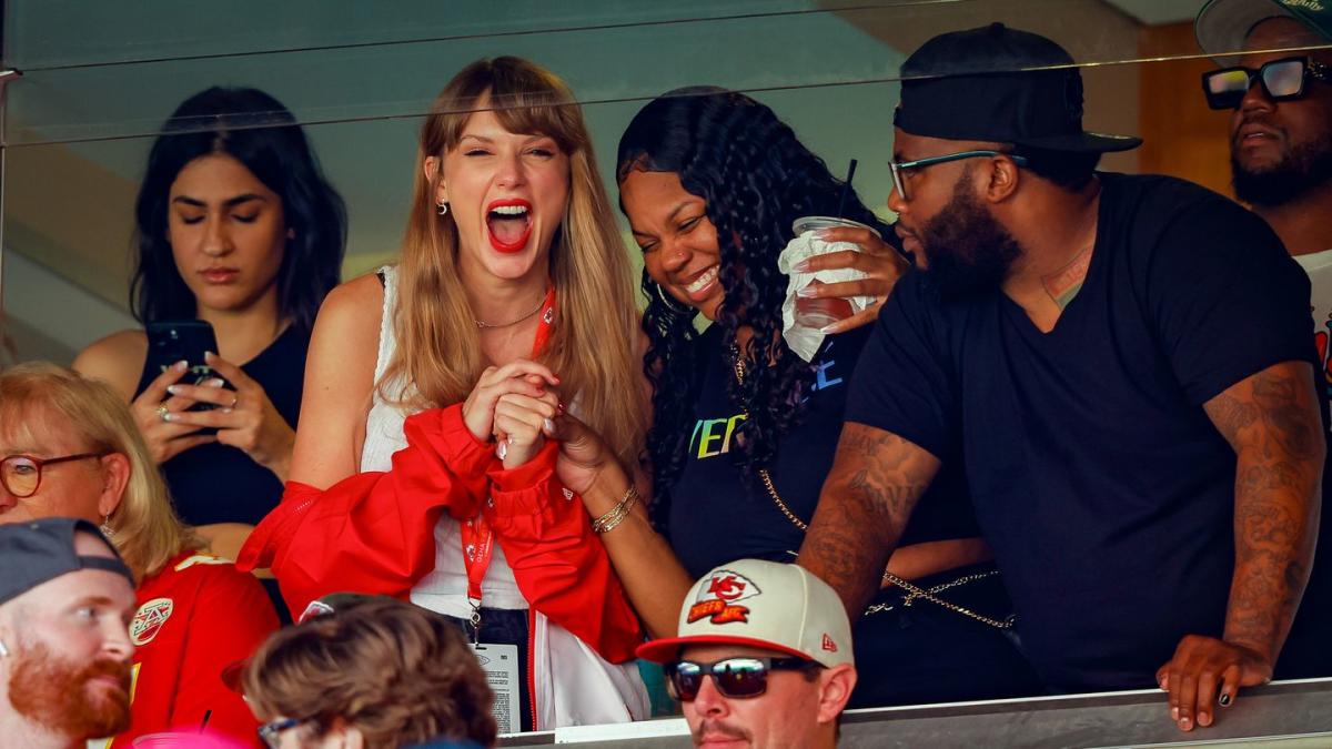 Travis Kelce Reacts to Having Taylor Swift at Chiefs vs. Jets Game - E!  Online