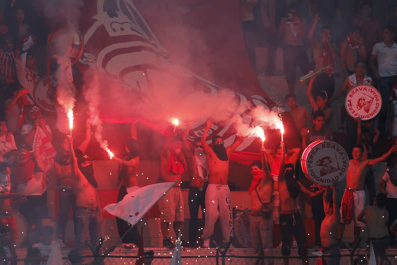 Foto de archivo de aficionados de Toluca durante un partido