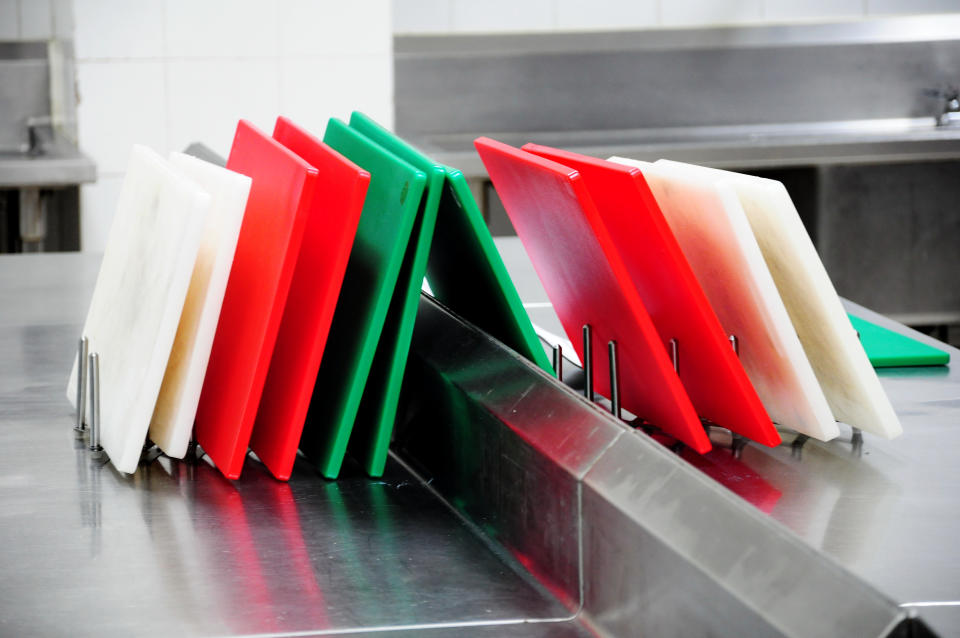 Las tablas de plastico vienen en distintos colores y cada color tiene asignada una función (Getty Image)