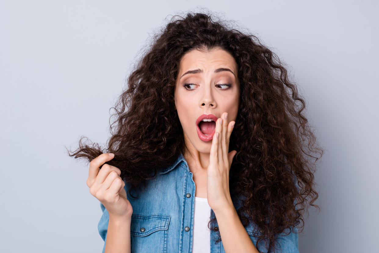 Las puntas abiertas y el frizz son dos de los problemas más comunes, y pueden ocurrirle a personas con cualquier tipo de cabello. (Getty Creative)