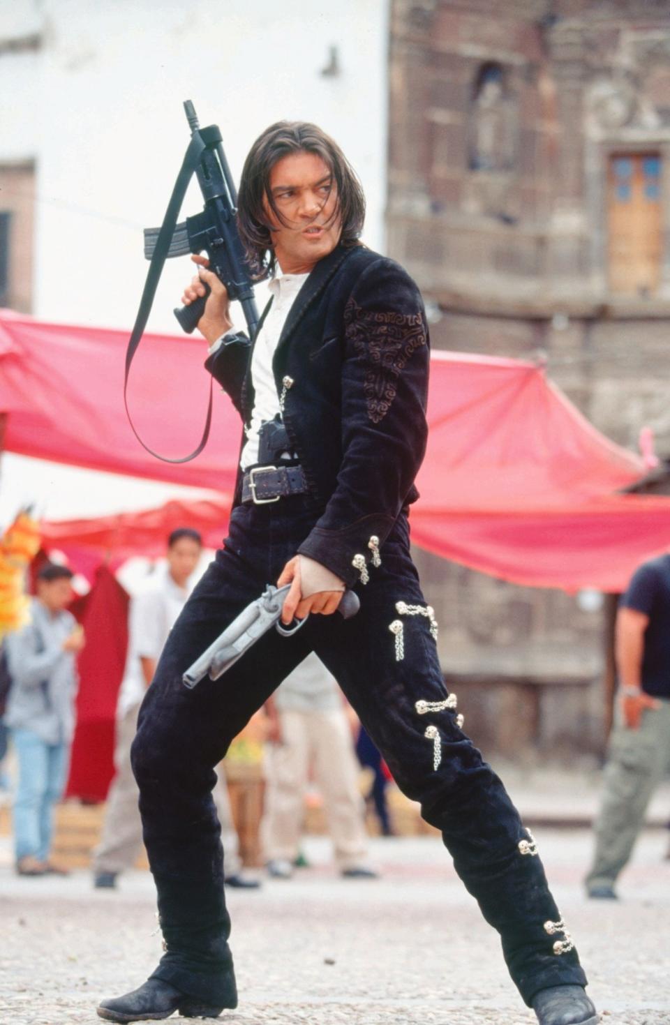 <p><span>‘Irgendwann in Mexiko’ ist der dritte Teil der El-Mariachi-Trilogie. Antonio Banderas spielt in zwei von drei Filmen den namenlosen Gitarrenspieler, der nur als Mariachi bezeichnet wird.</span> (Foto: ddp) </p>