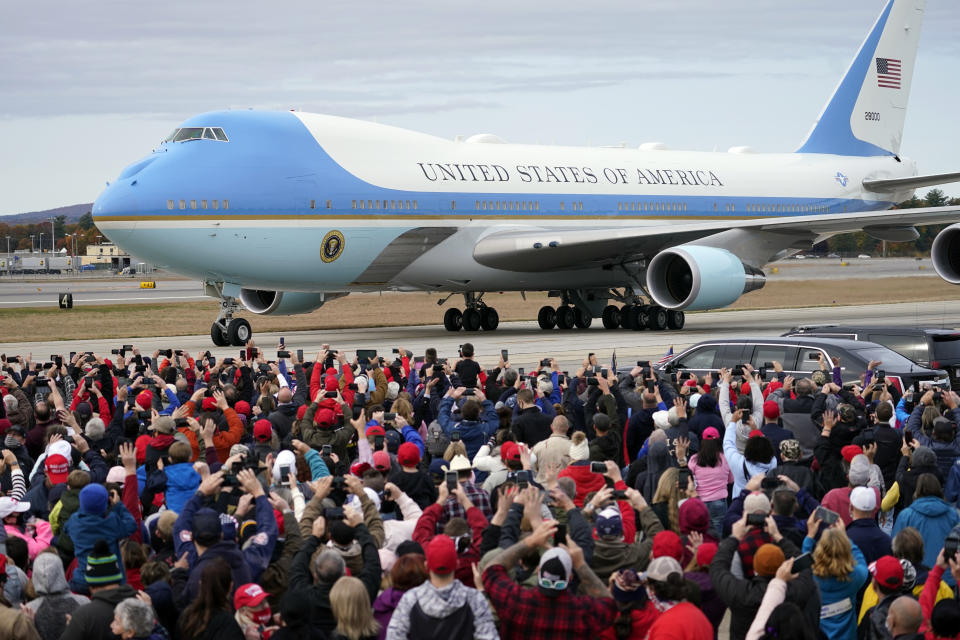 El avión presidencial llega para un evento de campaña del presidente Donald Trump el 25 de octubre del 2020 en el aeropuerto Manchester-Boston, en Londonderry, Nueva Hampshire. (AP foto/Elise Amendola)