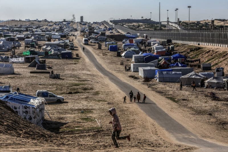 General view of tents in which displaced Palestinians take refuge in, next to the Egyptian border with the city of Rafah in the southern Gaza Strip. An Israeli airstrike in the southern Gaza city of Rafah hit tents housing displaced people, Palestinian medics said on 27 May evening. The Palestinian Red Crescent said on X that there were "numerous" people killed and injured in the bombardment north-west of Rafah. Abed Rahim Khatib/dpa