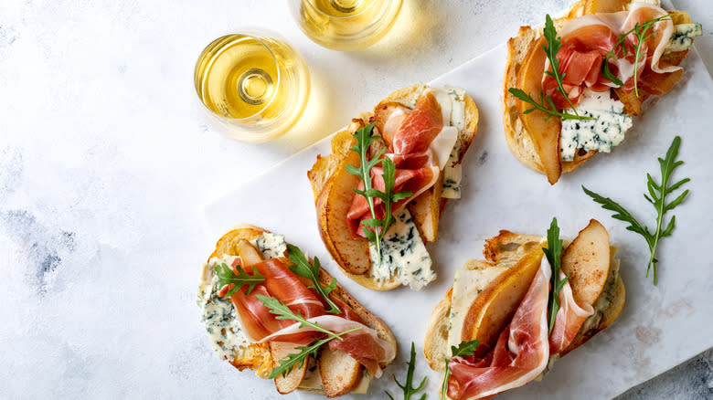 prosciutto cheese crostini with wine