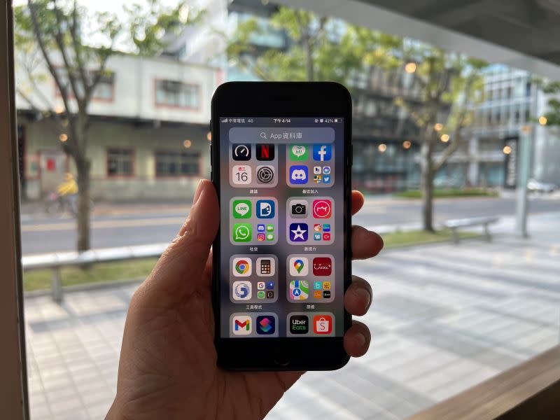 ▲iPhone SE超划算該買嗎？網友提關鍵1點勸想想：「真的有差」。(圖／記者周淑萍攝)