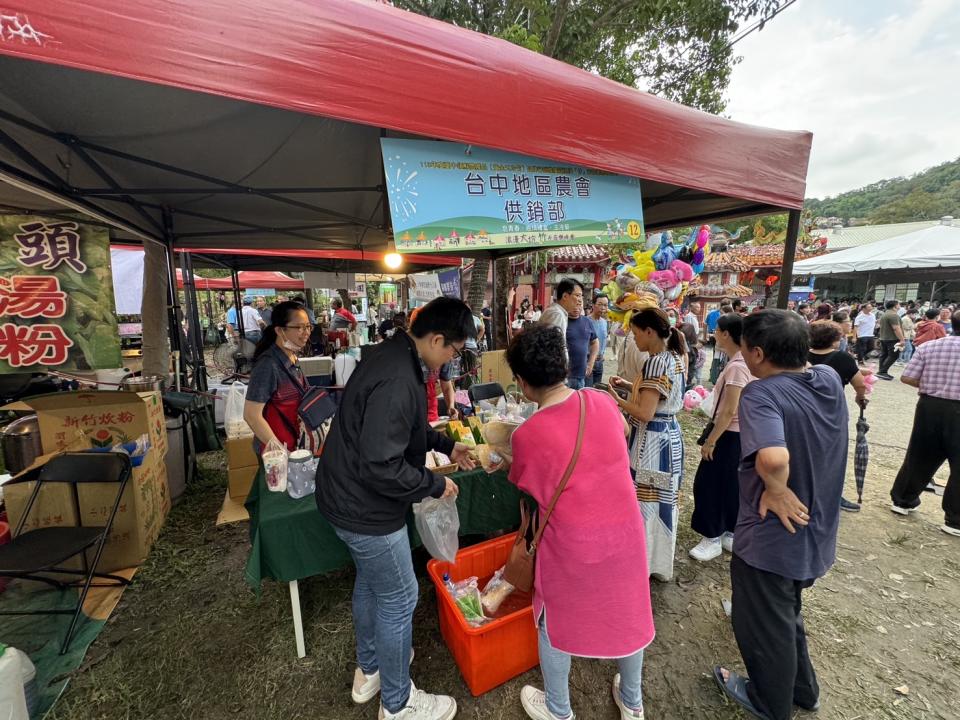 ▲台中地區農會黃金玉冷筍深受消費者喜愛，紛紛前來選購。(圖/台中市政府提供)