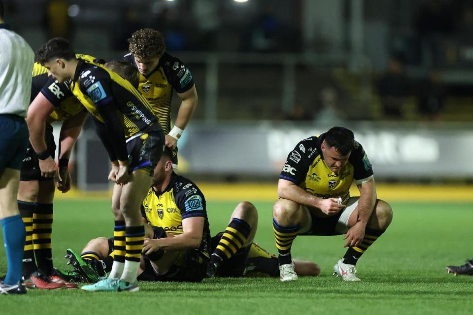 DENIED: The Dragons are dejected after being edged out by Connacht <i>(Image: Huw Evans Agency)</i>