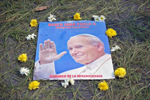 Un cartel con la imagen del papa Juan Pablo II para conmemorar su beatificación, el 1 de mayo de 2011, en Guatemala (AFP/Archivos | Johan Ordonez)