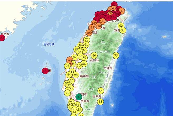 圖為今早8時全台空氣品質指標(AQI)，其中北部沙塵空污最嚴重，超過150，為紅色警示。(翻攝自 環保署空氣品質監測網)