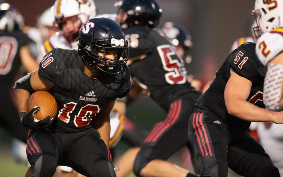 Southridge's O’Ryan Curry (10) runs the ball as the Southridge Raiders play the Gibson Southern Titans at Southridge High School in Huntingburg, Ind., Friday evening, Sept. 16, 2022. 