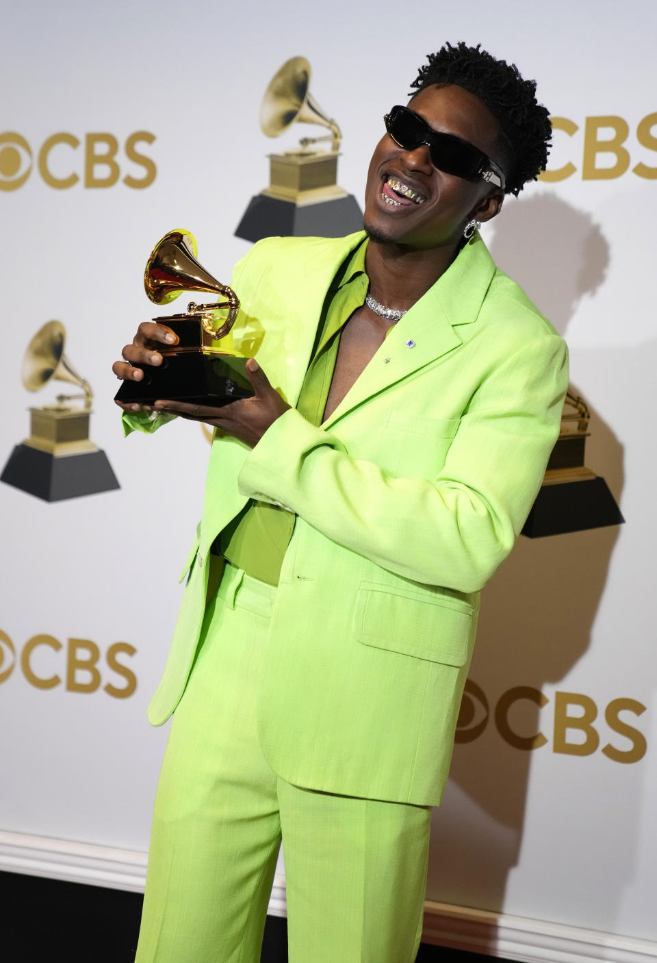 Lucky Daye posa en la sala de prensa tras ganar el Grammy al mejor álbum de R&B progresivo, por "Table For Two", el domingo 3 de abril de 2022 en Las Vegas. (Foto AP/John Locher)