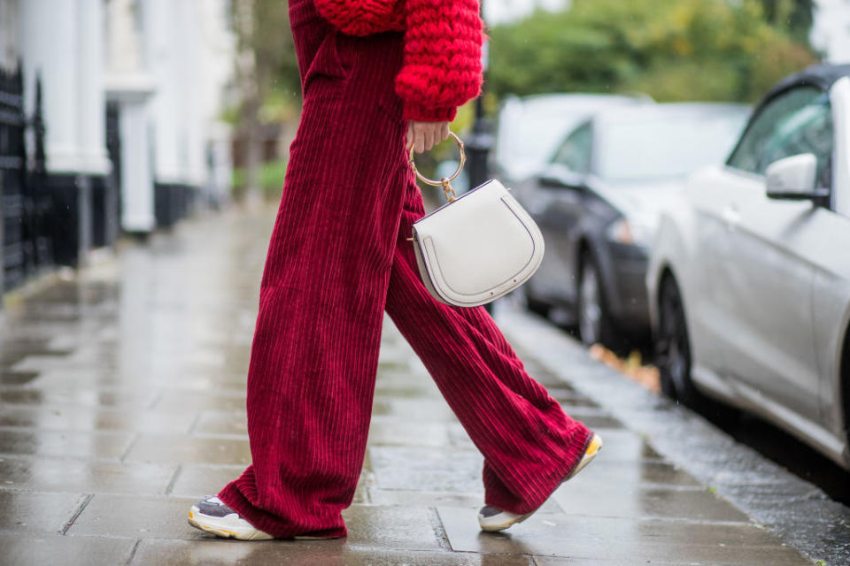 Zum Glück sind Cordhosen wieder im Trend! (Bild: Getty Images)