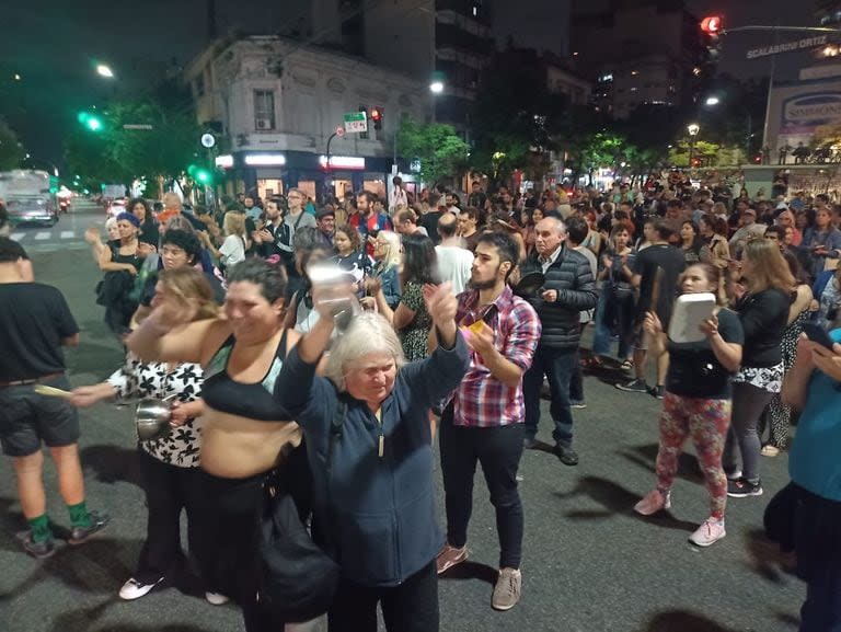 Cacerolazos en Scalabrini Ortíz y Av Corrientes. 20/12/23