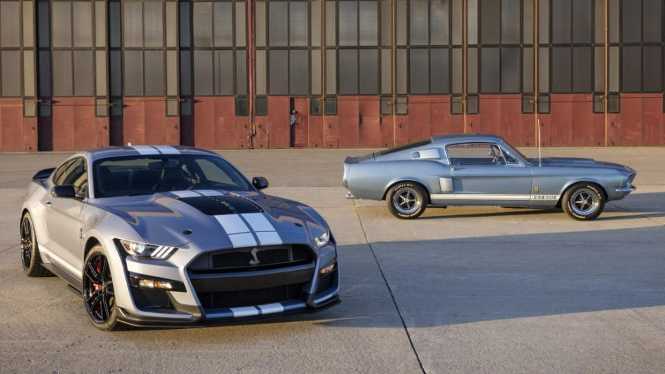 圖／2022 Mustang Shelby GT500 Heritage Edition限量版車頂與引擎蓋上，漆上兩道媲美賽車的條紋，與1967年的Shelby GT500如出一轍。