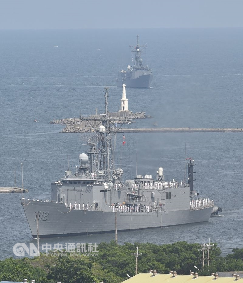 海軍參謀長李宗孝1日表示，台灣向美國採購2艘派里級巡防艦銘傳與逢甲軍艦預計11月完成成軍訓練後，將正式成軍。圖為銘傳與逢甲軍艦2017年5月抵達高雄左營軍港。（中央社檔案照片）