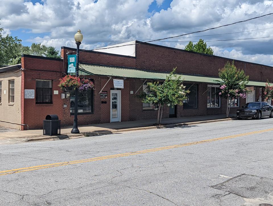 Initial work on a streetscape project in Hendersonville's Seventh Avenue District could begin as early as this month, bringing decorative lighting, trees, benches and bumpouts as well as street closures.