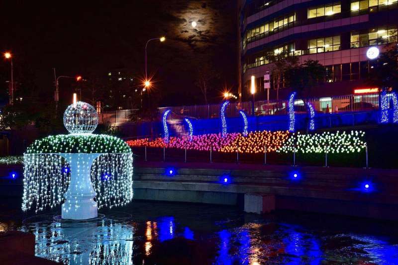 台中市政府今年在柳川舉辦的耶誕嘉年華，結合周邊以LED裝置的藝術光景，圖為許願池，增添浪漫氛圍。（取自「大玩台中」臉書粉絲專頁）