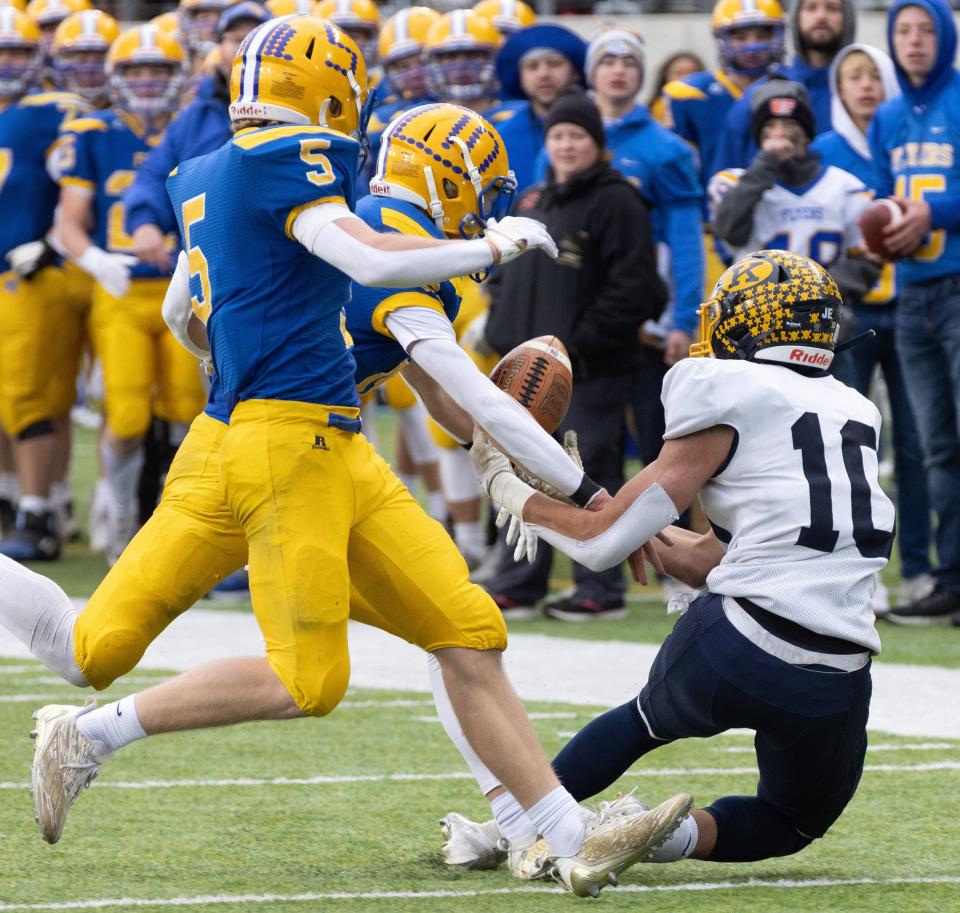 Marion’s Tate Hess (10) breaks up a pass intended for Kirtland’s Gino Blasini on fourth down with 2:43 left in the fourth quarter of the Division VI state final, Saturday, Dec. 3, 2022, at Tom Benson Hall of Fame Stadium.