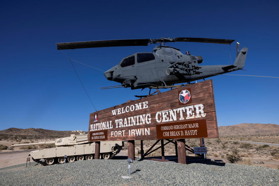 La entrada del Centro Nacional de Entrenamiento, un área de entrenamiento militar estadounidense ubicada en el desierto de Mojave en Fort Irwin, California, EE.UU., 14 de octubre de 2022. REUTERS/Aude Guerrucci