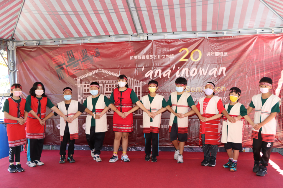 東河國小學生在開幕儀式上表演傳統舞蹈（圖源：苗栗縣行政處）