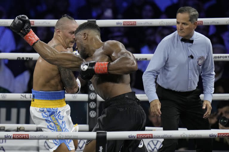 Usyk esquiva un golpe de Anthony Joshua; el ucraniano mantuvo en Jeddah su invicto y lo incrementó a 25 combates.