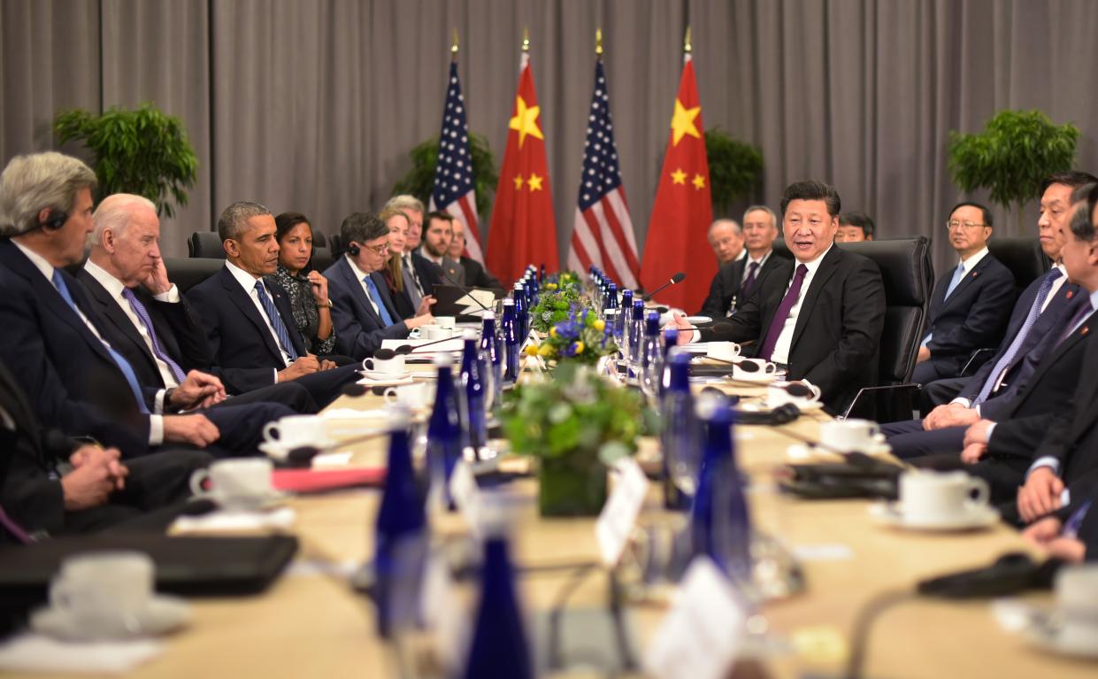 China's President Xi Jinping (4th R) speaks during a bilateral meeting with US President Barack Obama on the sidelines of the Nuclear Security Summit at the Walter E. Washington Convention Center on March 31, 2016 in Washington, DC.  From left are US Secretary of State John Kerry and US Vice President Joe Biden. / AFP / MANDEL NGAN        (Photo credit should read MANDEL NGAN/AFP via Getty Images)