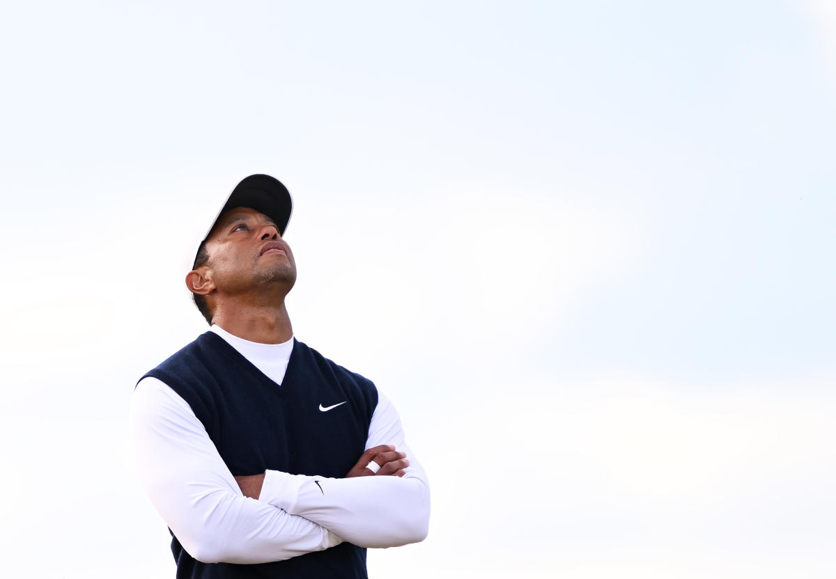 Tiger Woods struggles at St. Andrews