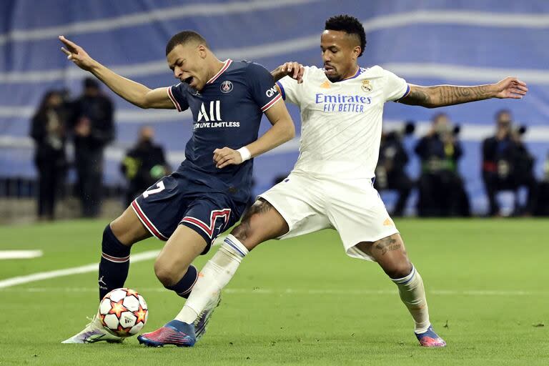 Mbappé, jugando ante su nuevo club: en la acción, en un ataque para Paris Saint-Germain ante Militao, defensor de Real Madrid durante la Champions League 2022