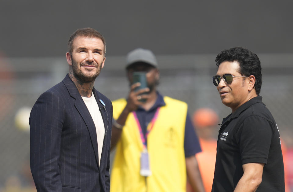 Former soccer star David Beckham and Indian cricketer Sachin Tendulkar talk at the field just before the coin toss at the start of the ICC Men's Cricket World Cup first semifinal match between India and New Zealand, in Mumbai, India, Wednesday, Nov. 15, 2023. (AP Photo/Rafiq Maqbool)