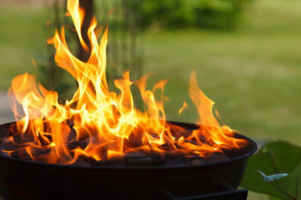 Egal, ob Natural Born Griller oder blutiger Anfänger: Jeder Mann mit Geschmack sollte einen Grill besitzen. Und gibt es etwas Entspannteres, als mit den Kumpels ein paar saftige Steaks auf den Rost zu legen und nebenbei ein kühles Bierchen zu zischen? (Bild: thinkstock)