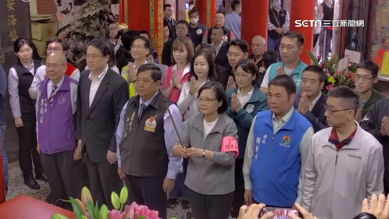 蔡英文也前往白沙屯拱天宮參香，並為媽祖進香做準備，負責淨轎儀式。