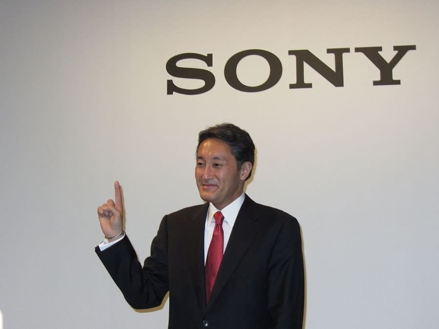 索尼社長兼CEO平井一夫與索尼商標。Kazuo_Hirai_and_Sony_logo_201204 圖/Masaru Kamikura on Flickr