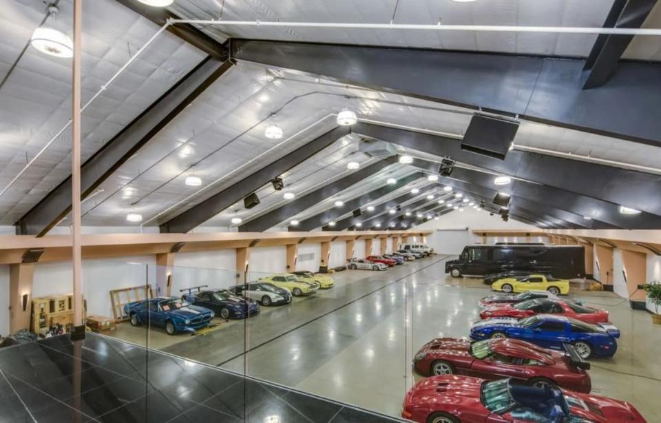 Cuenta con un garaje de casi 2.500 metros cuadrados en el que se pueden almacenar más de 100 coches. (Foto: <a href="http://www.livsothebysrealty.com/eng/sales/detail/491-l-703-mf5cq4/24503-chris-drive-evergreen-co-80439" rel="nofollow noopener" target="_blank" data-ylk="slk:Sotheby's International Realty;elm:context_link;itc:0;sec:content-canvas" class="link ">Sotheby's International Realty</a>).