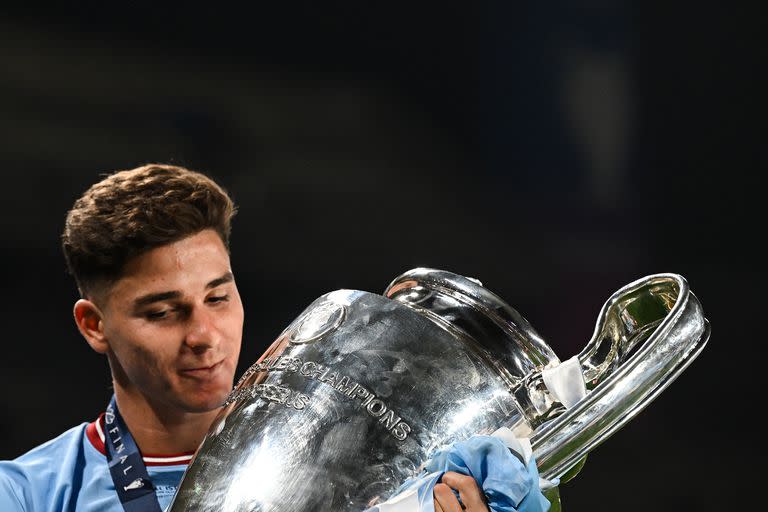 Julián Álvarez junto al trofeo de la Champions League; el ex atacante de River se convirtió en el primer argentino en obtener la Orejona, la Copa del Mundo, la Libertadores y la Copa América.