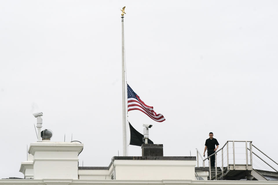 Una bandera estadounidense ondea a media asta en la Casa Blanca, Washington, el martes 24 de mayo de 2022. (AP Photo/Manuel Balce Ceneta)