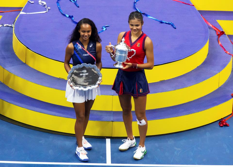 Emma Raducanu and Leylah Fernandez pose during the awarding ceremony of the US Open final.