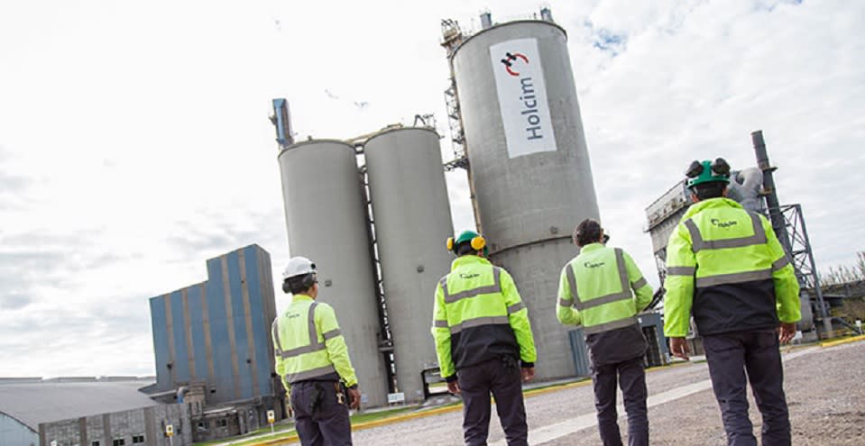 Holcim es uno de los principales proveedores mundiales de cemento y agregados (piedra triturada, grava y arena), así como otras actividades como concreto.