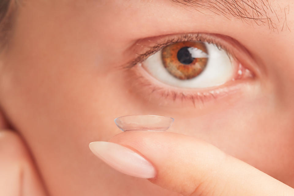 Unas lentillas podrían convertirse en la vía para detectar el cáncer. Imagen vía Getty.