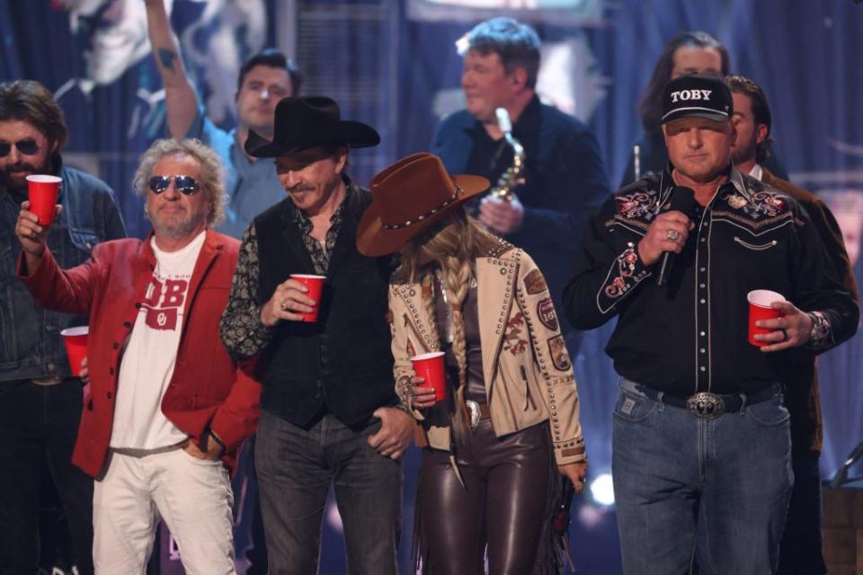 Keith was honored during Sunday night’s broadcast as several country singers paid their respects with renditions of his songs. REUTERS