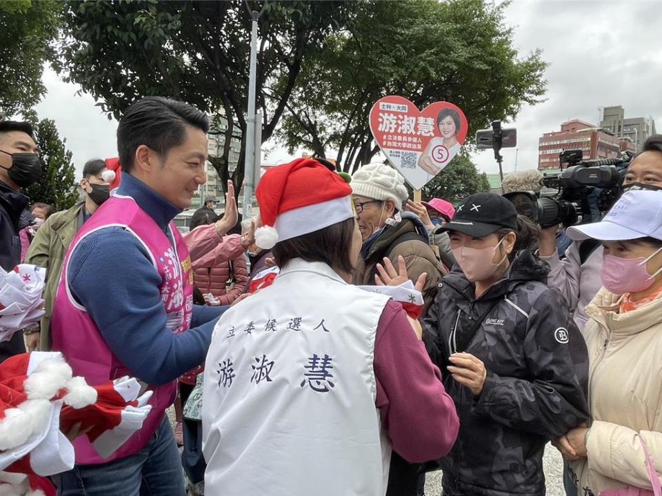 台北市長蔣萬安今到士林最綠鐵票區社子市場，與國民黨士林、大同立委候選人游淑慧一起拜票。（蔡佩珈攝）