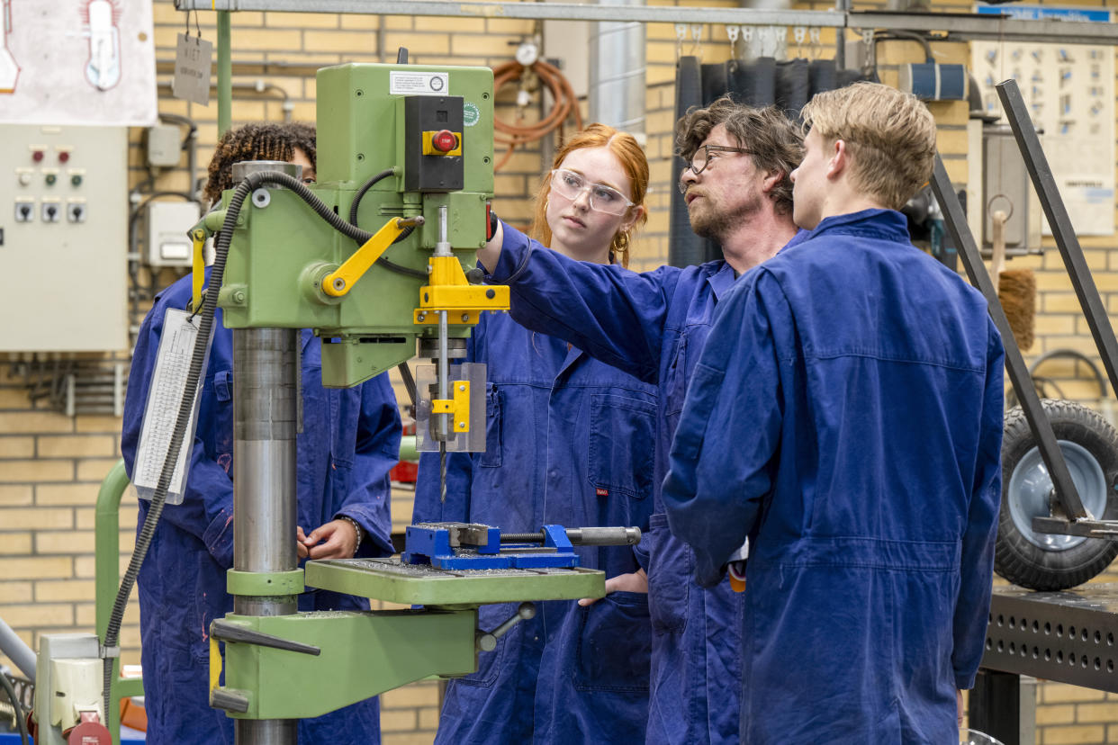 Junge Wählerinnen und Wähler wenden sich von den etablierten Parteien ab - und den Rändern zu. Vor allem gilt das für junge Arbeiter und Angestellte.  - Copyright: Picture Alliance