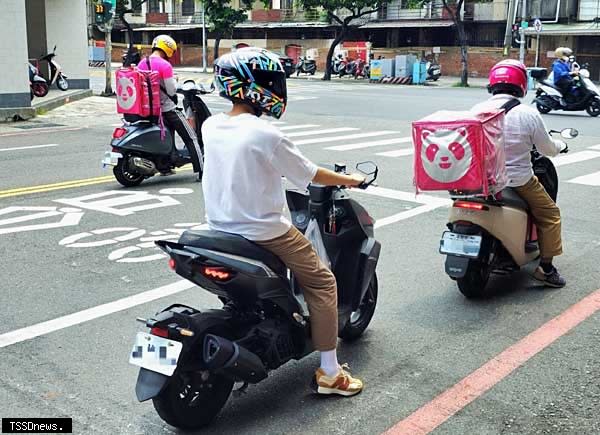 南市電動機車多元補助，全國首創針對外送員提供加碼補助，鼓勵外送夥伴騎乘電車E起來。（記者李嘉祥攝）