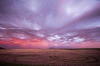 <p>“The clouds were taking on a very different, curvy, wavelike appearance and suddenly we knew what we were seeing.” (Photo: Mike Olbinski/Caters News) </p>